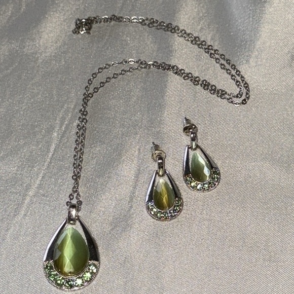 Elegant Silver Green Cats Eye & Peridot Gemstone Pendant & Earrings Jewelry Set - Picture 2 of 12